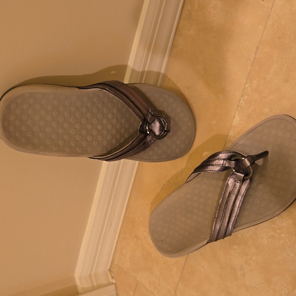 Vionic Tide Aloe Flip Flop Sandal in Pewter Metallic